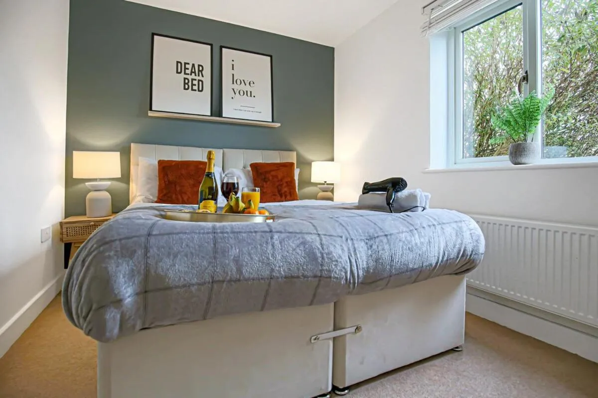 Stylish Apartment with Balcony, Free Parking, Fast Wifi and Smart TV with Sky and Netflix by Yoko Property