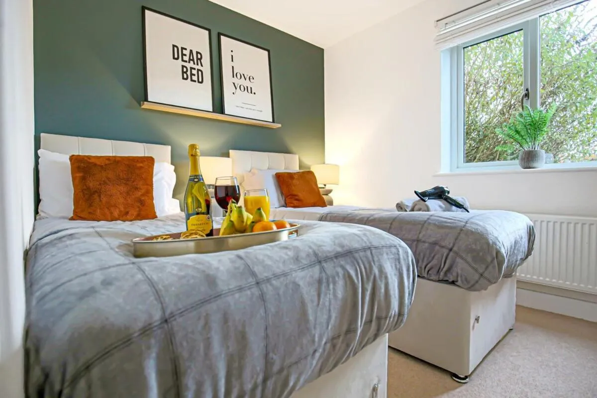 Stylish Apartment with Balcony, Free Parking, Fast Wifi and Smart TV with Sky and Netflix by Yoko Property