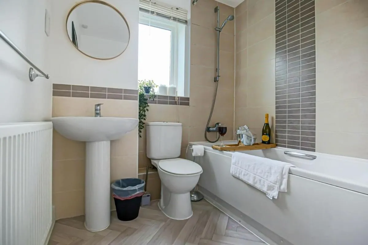 Stylish Apartment with Balcony, Free Parking, Fast Wifi and Smart TV with Sky and Netflix by Yoko Property