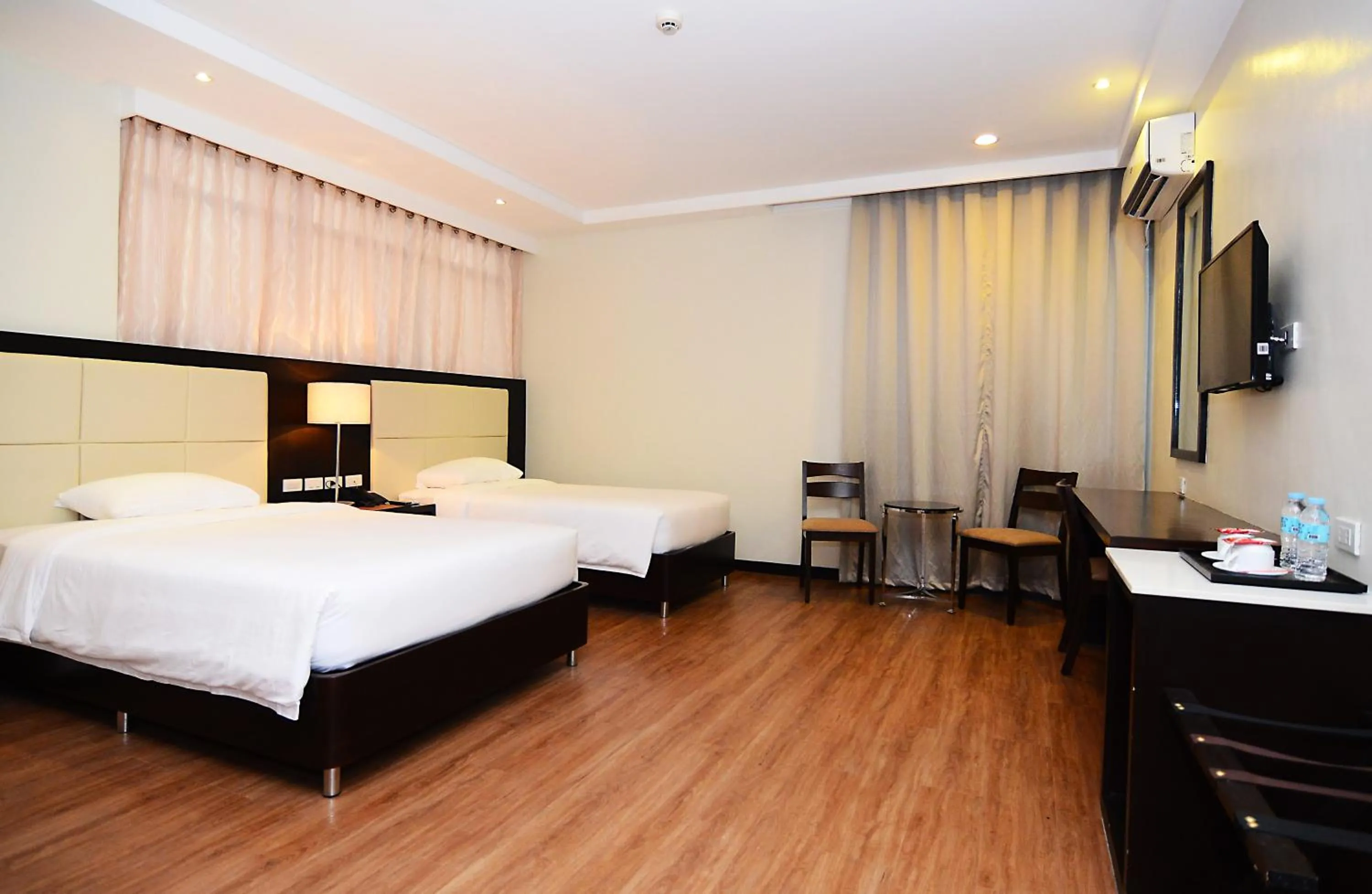 Bed in Ever O Business Hotel