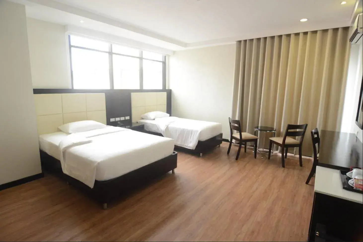 Seating area, Bed in Ever O Business Hotel Seating area, Bed in Ever O Business Hotel