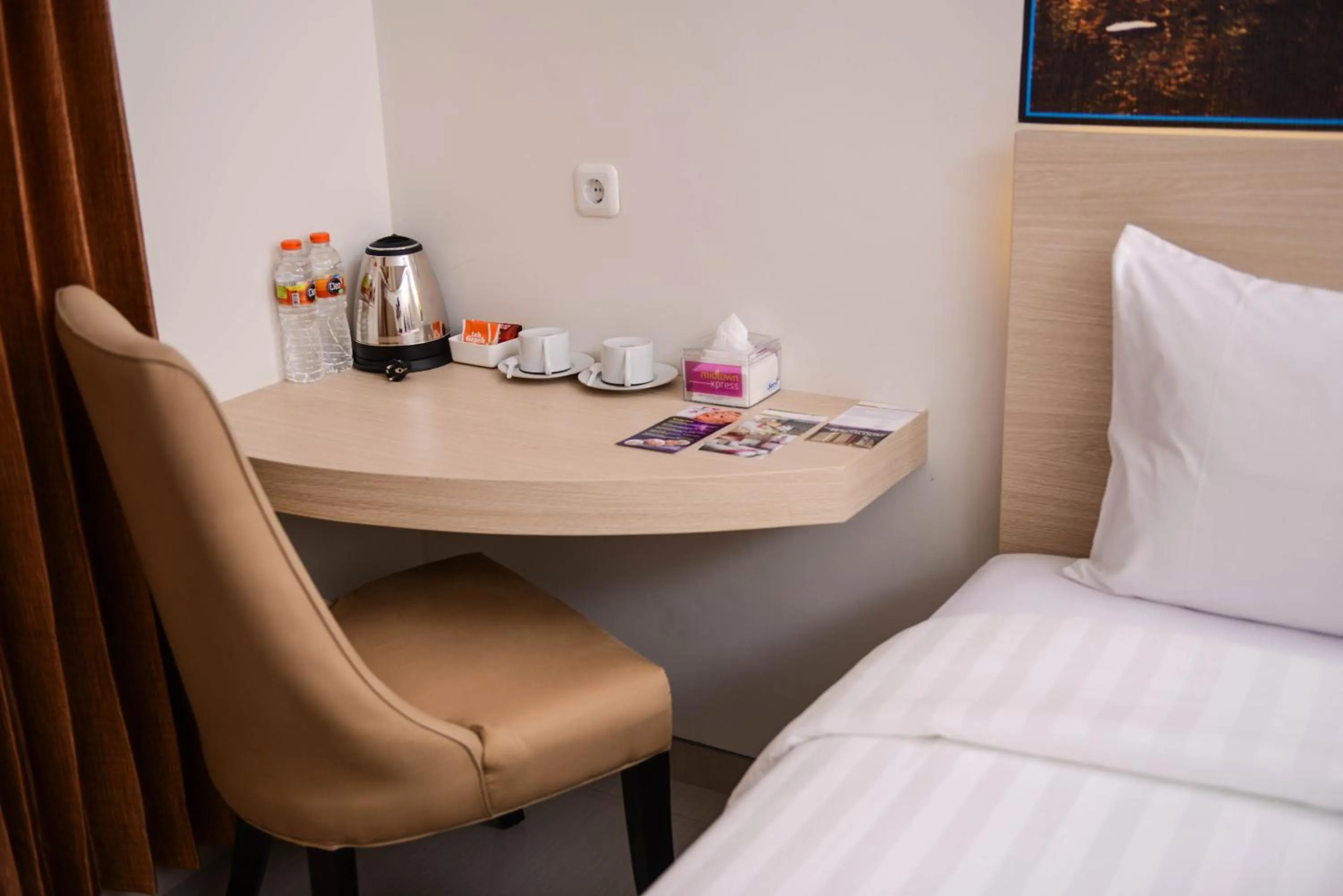 Coffee/tea facilities, Bed in Midtown Xpress Sampit - Kalimantan Tengah