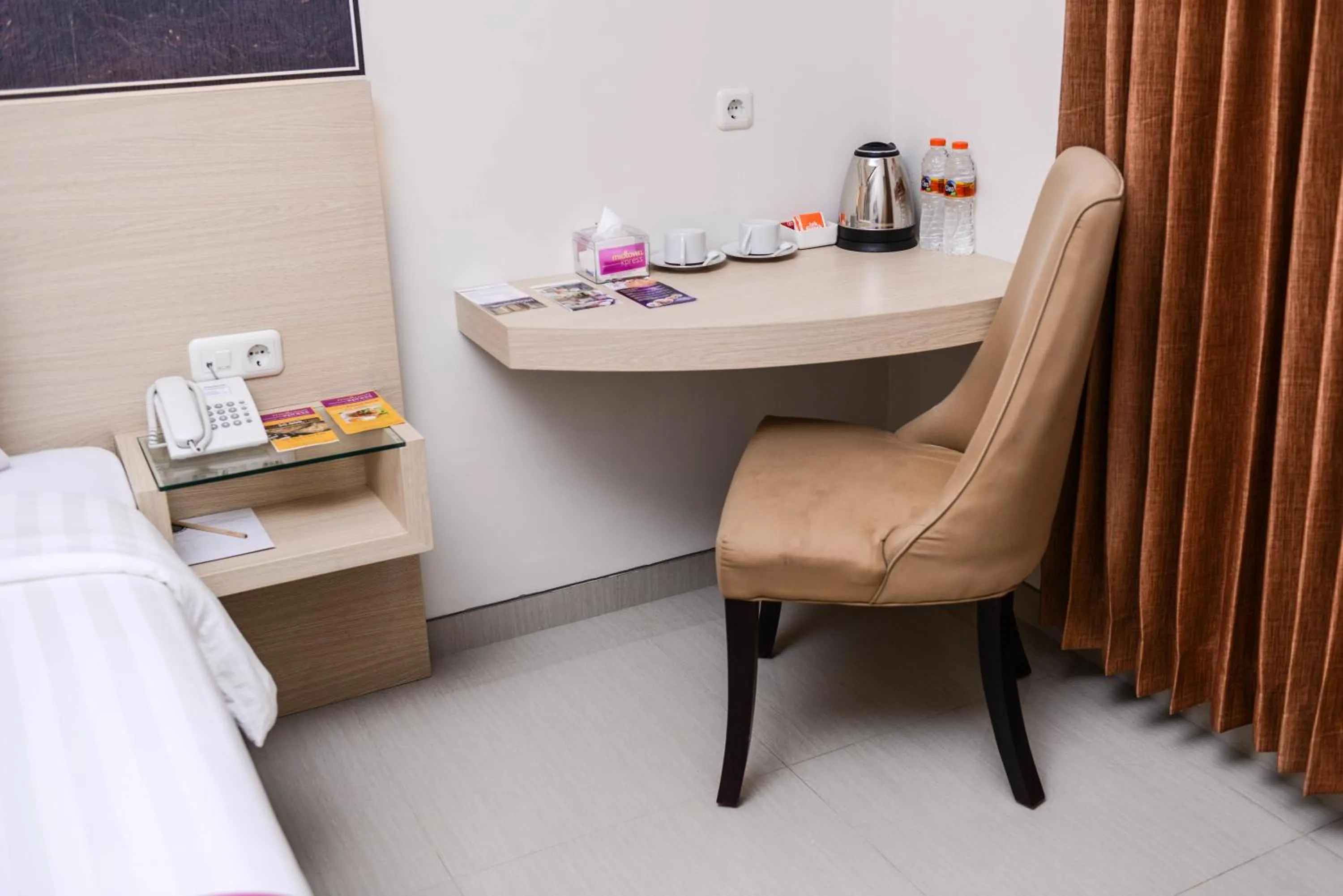 Coffee/tea facilities, Bed in Midtown Xpress Sampit - Kalimantan Tengah