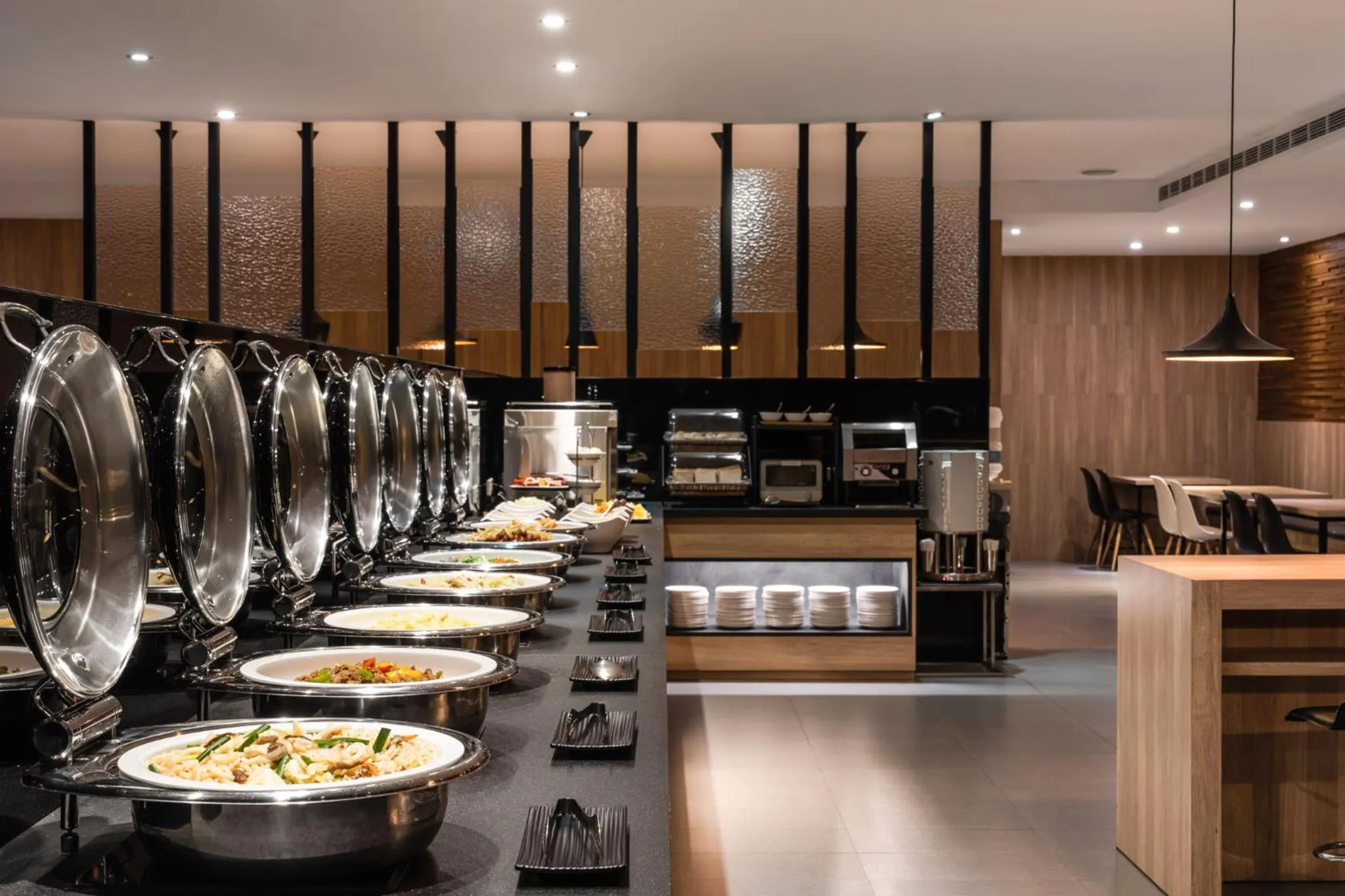 Restaurant/places to eat in The Riverside Hotel International