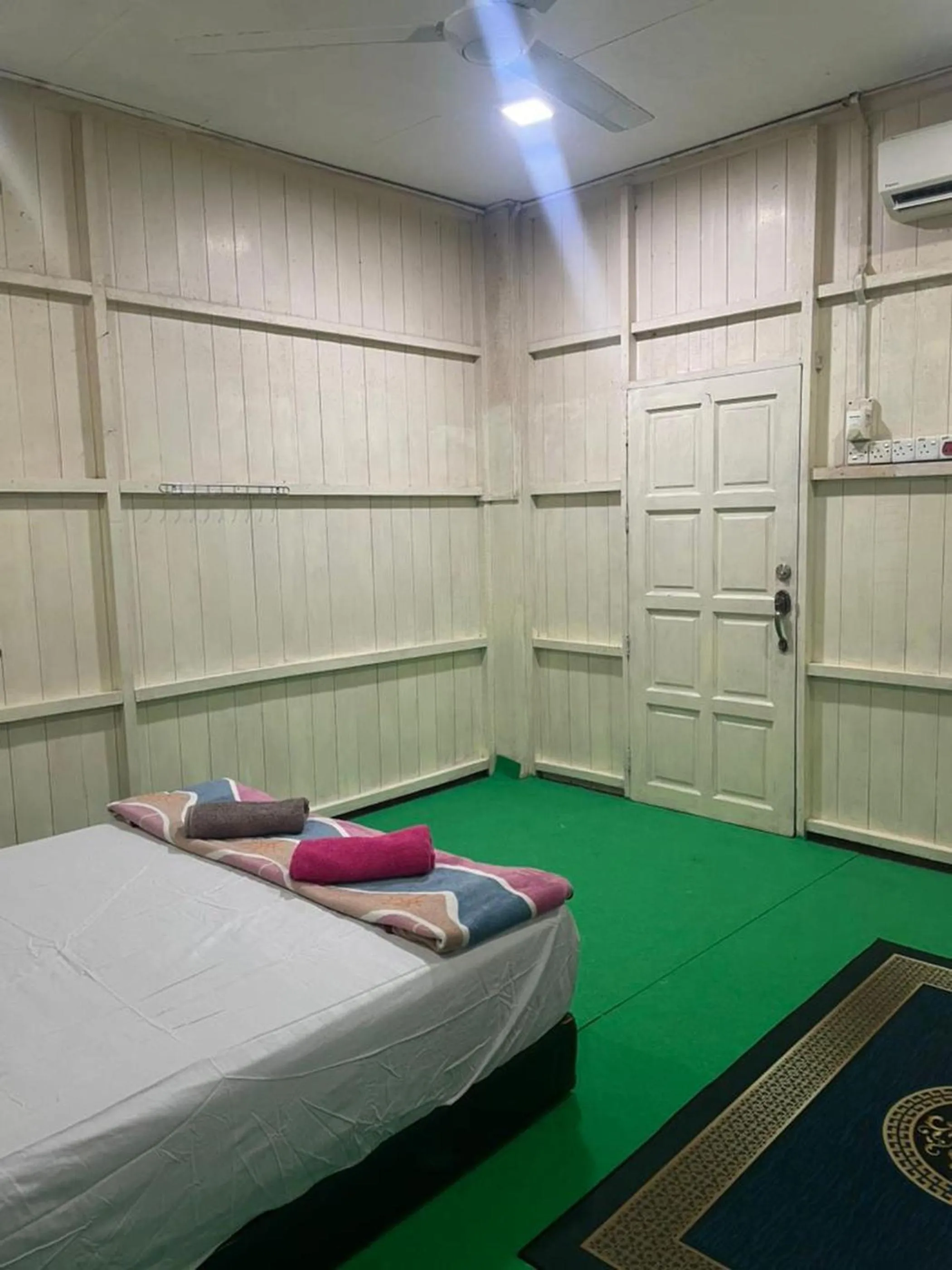 Bedroom, Bed in OYO 91250 Roomstay Awie