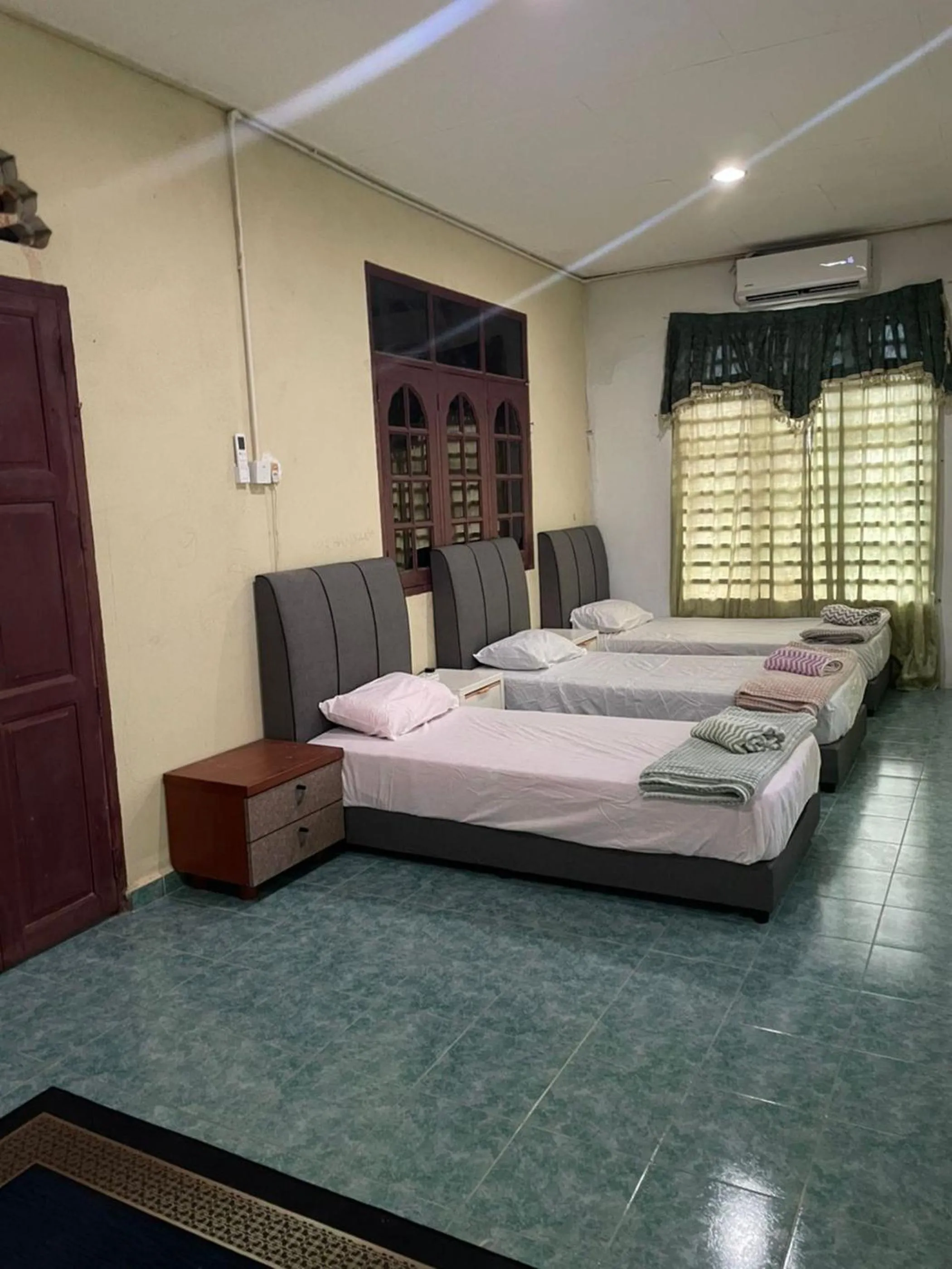 Bedroom, Bed in OYO 91250 Roomstay Awie