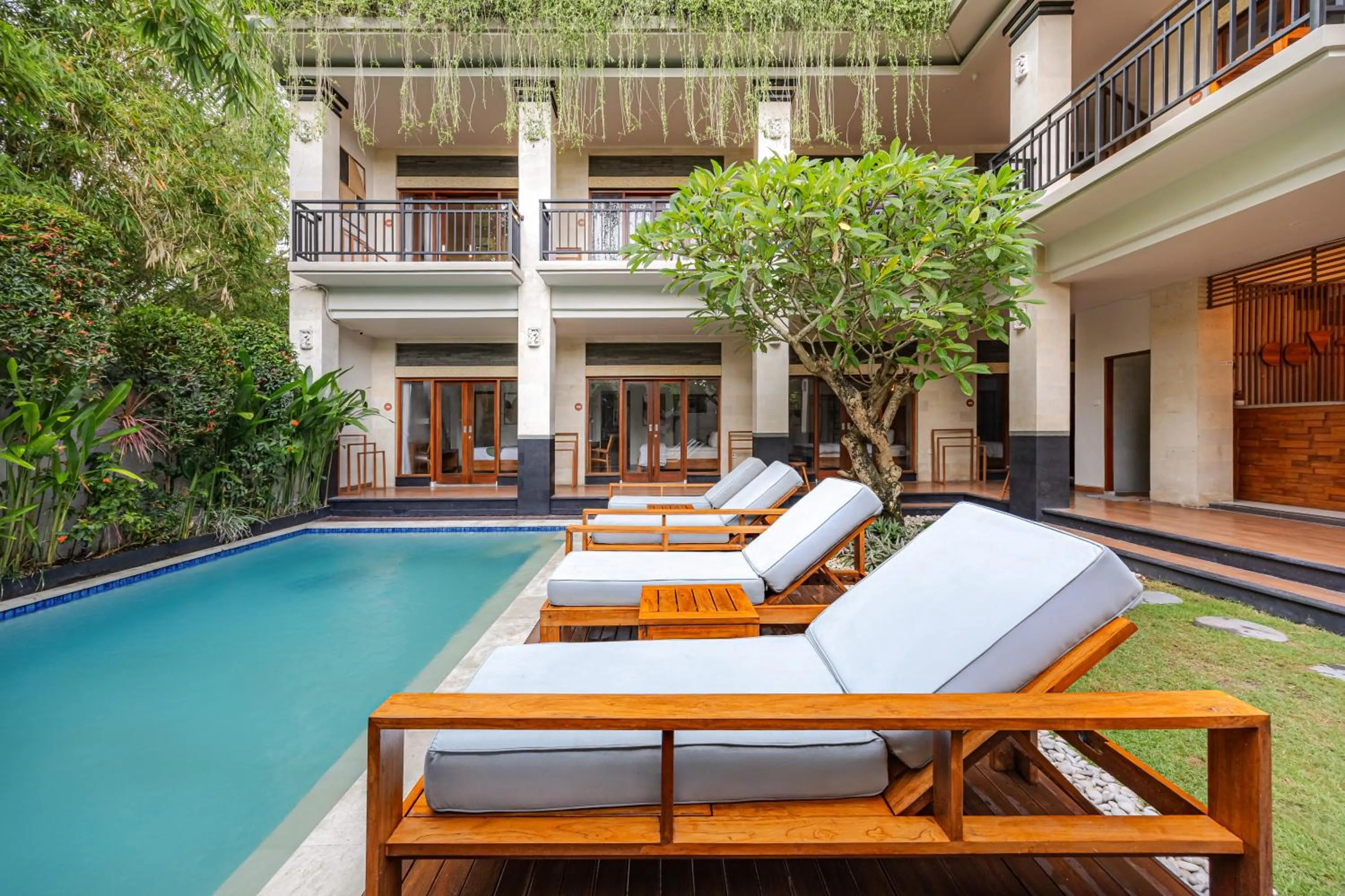 Swimming pool in Cove Asanaya