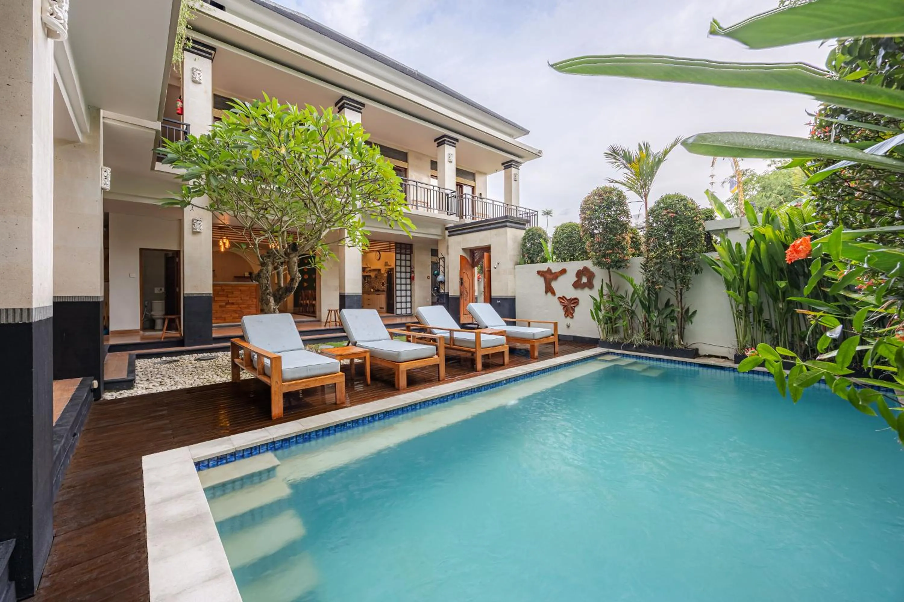 Swimming pool in Cove Asanaya