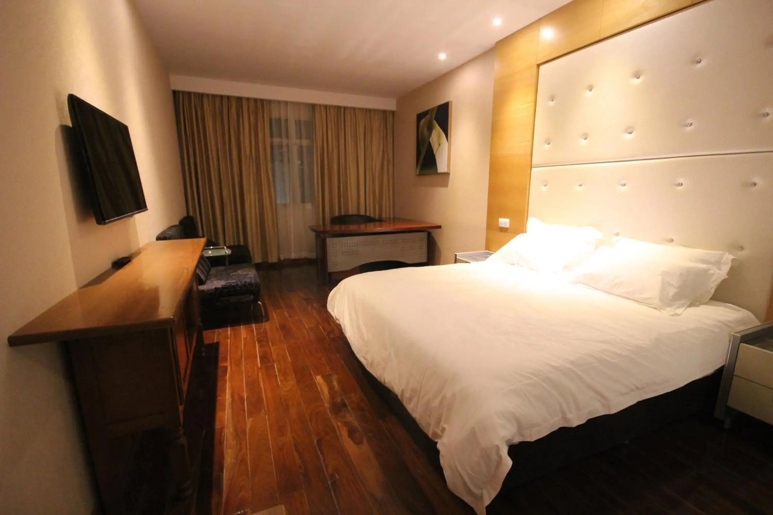 Photo of the whole room, Bed in Menoir Dorsett Madrid Leganés