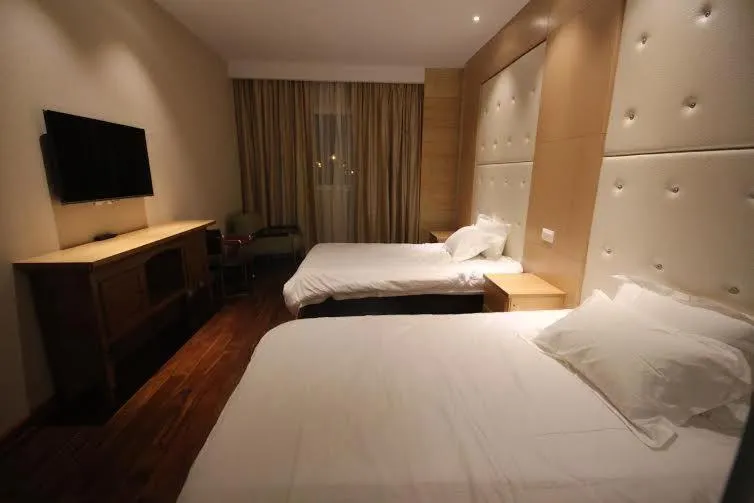 Photo of the whole room, Bed in Menoir Dorsett Madrid Leganés
