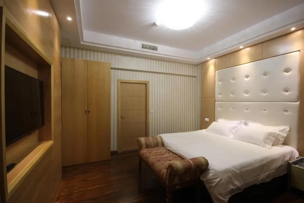 Photo of the whole room, Bed in Menoir Dorsett Madrid Leganés
