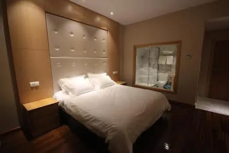 Photo of the whole room, Bed in Menoir Dorsett Madrid Leganés