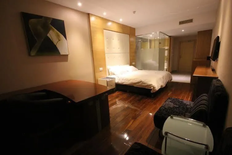 Photo of the whole room, Bed in Menoir Dorsett Madrid Leganés