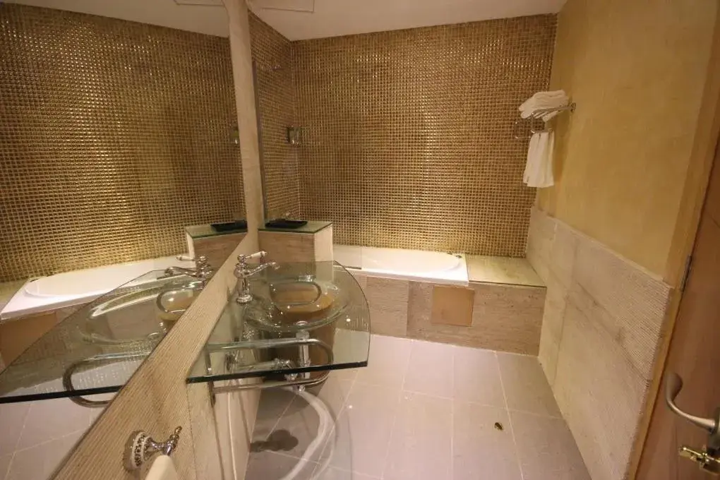 Bathroom in Menoir Dorsett Madrid Leganés