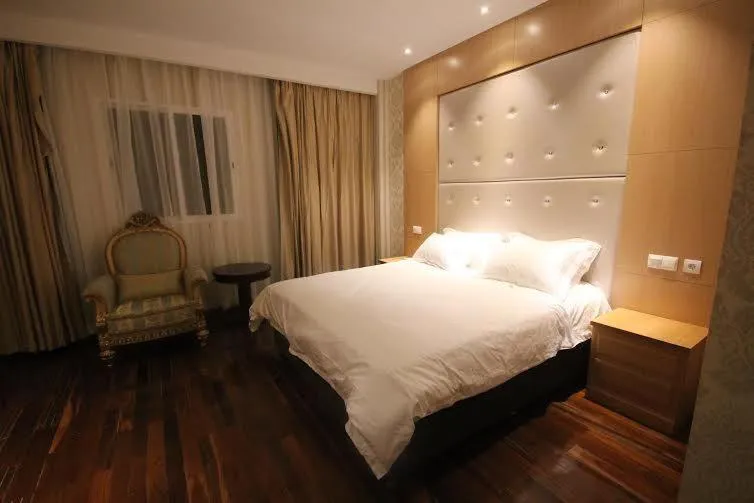 Photo of the whole room, Bed in Menoir Dorsett Madrid Leganés