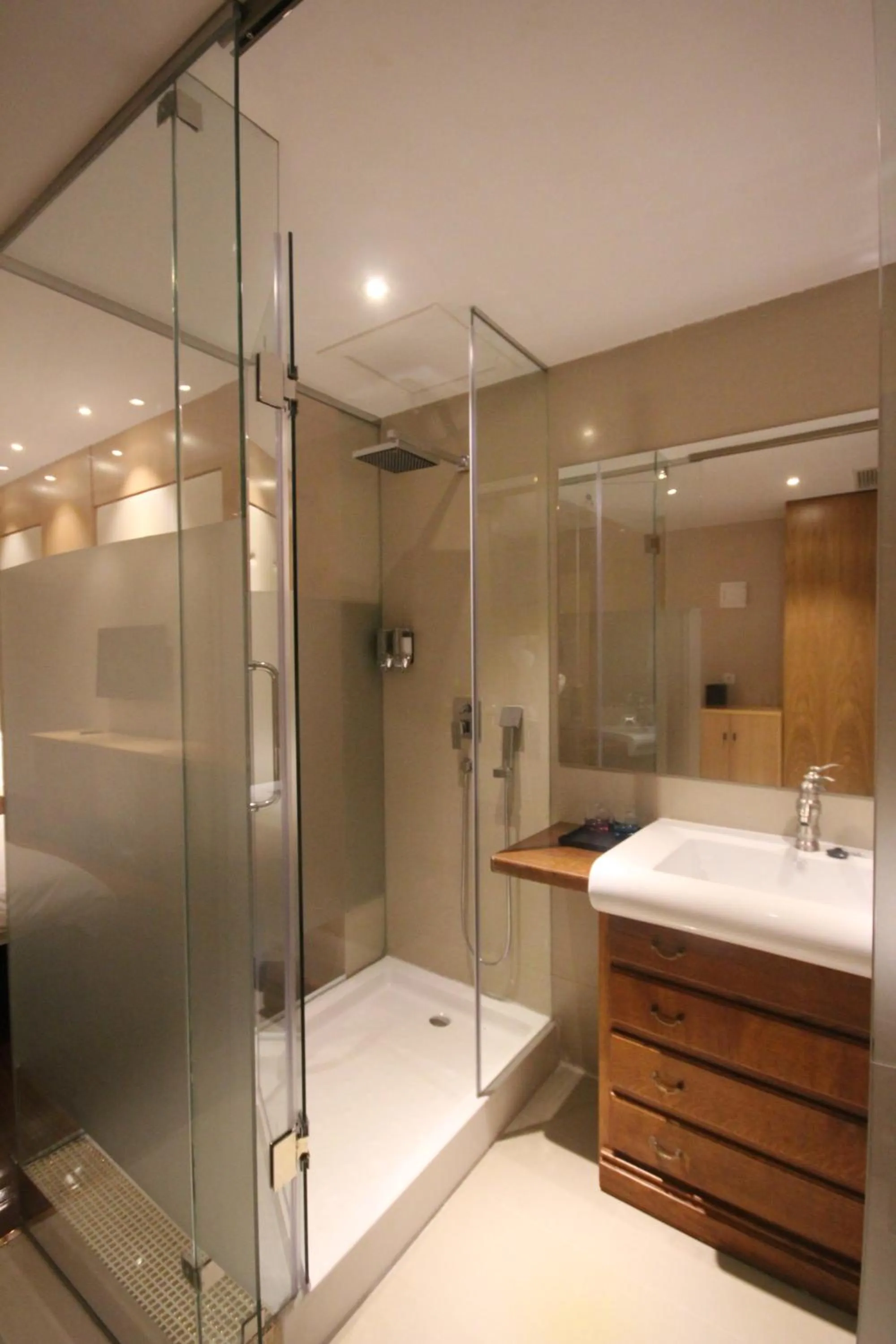 Bathroom in Menoir Dorsett Madrid Leganés