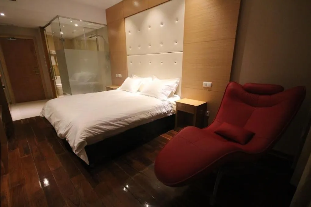Photo of the whole room, Bed in Menoir Dorsett Madrid Leganés
