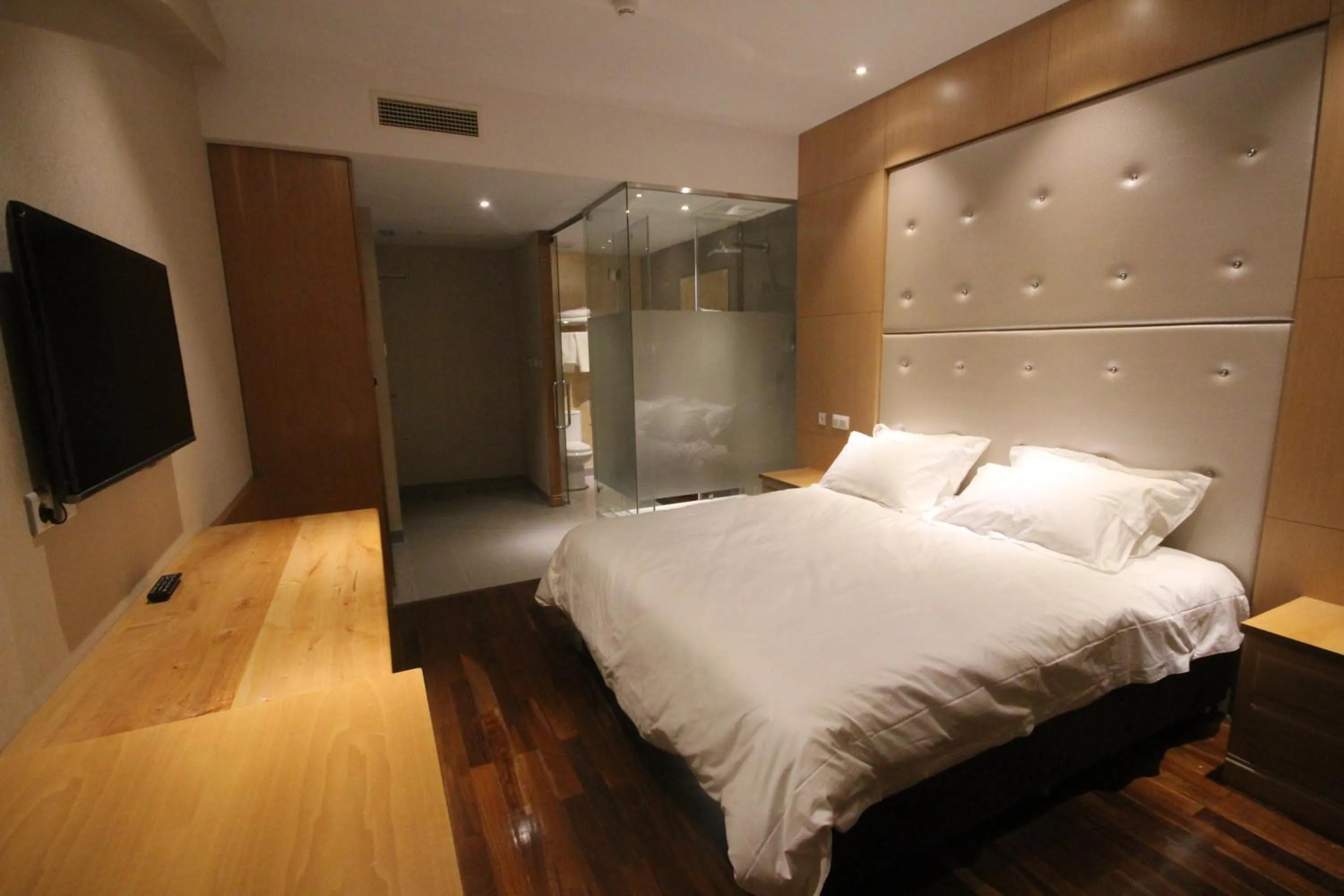 Photo of the whole room, Bed in Menoir Dorsett Madrid Leganés