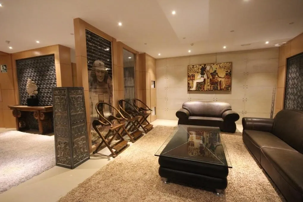 Lobby or reception in Menoir Dorsett Madrid Leganés