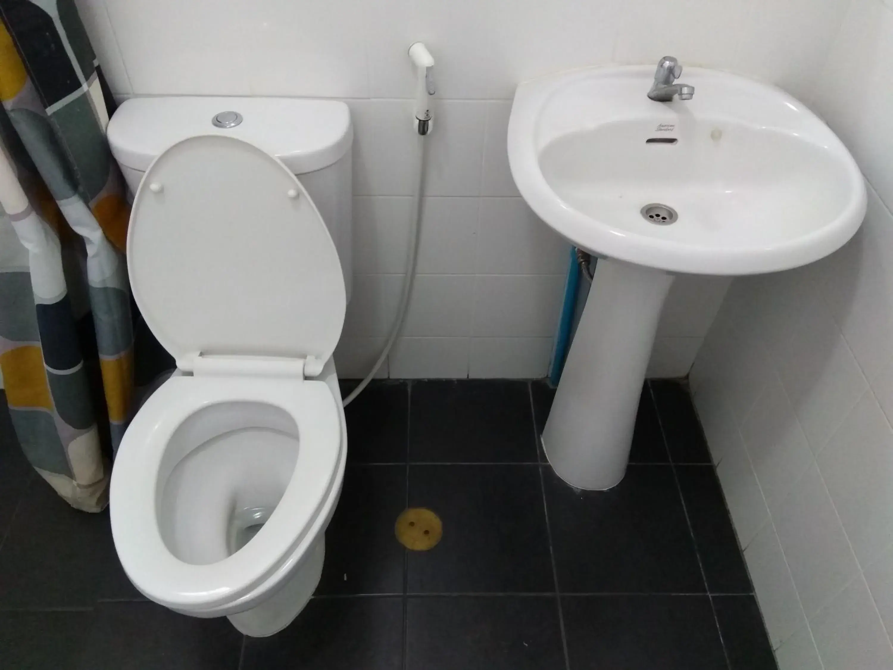 Toilet in Baan Mai Guest House Toilet in Baan Mai Guest House