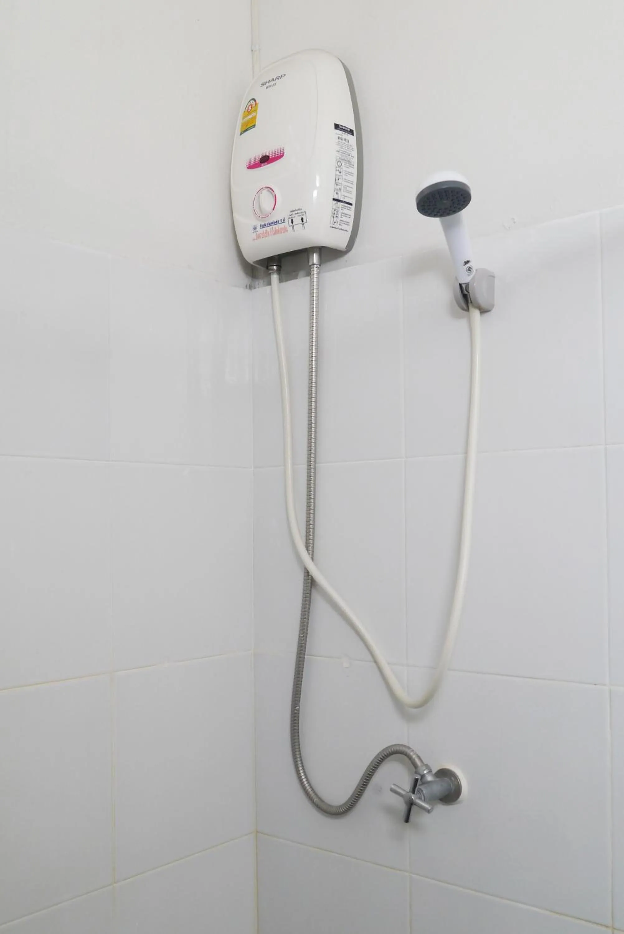 Shower in Baan Mai Guest House