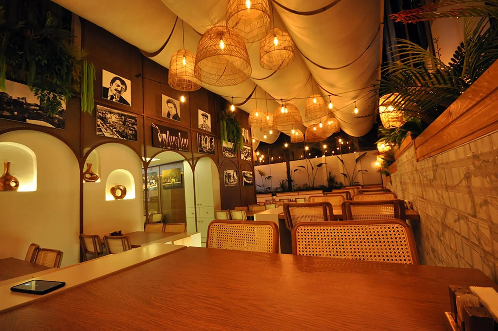 Restaurant/places to eat in Microyal Hotel