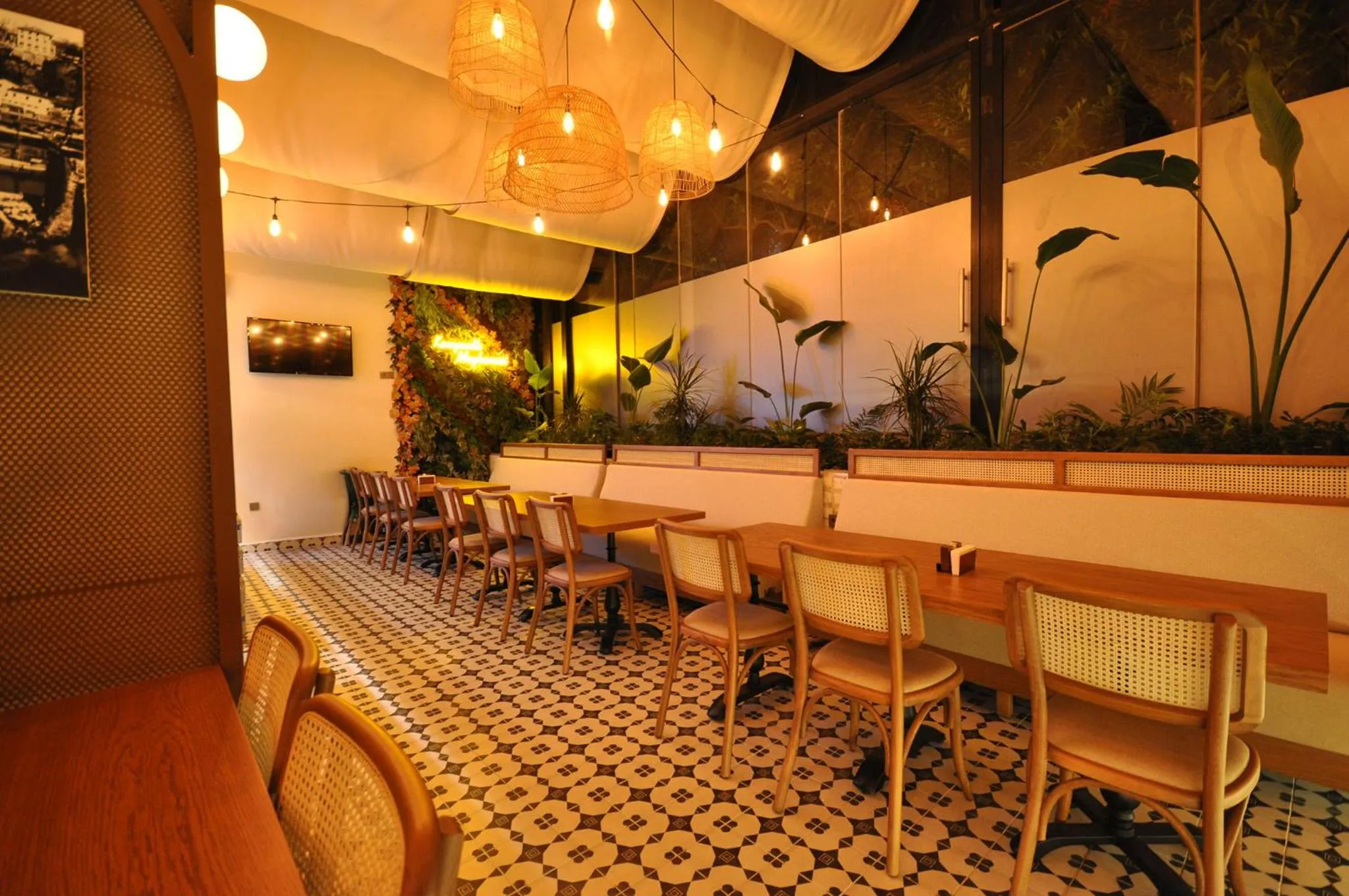 Restaurant/places to eat in Microyal Hotel