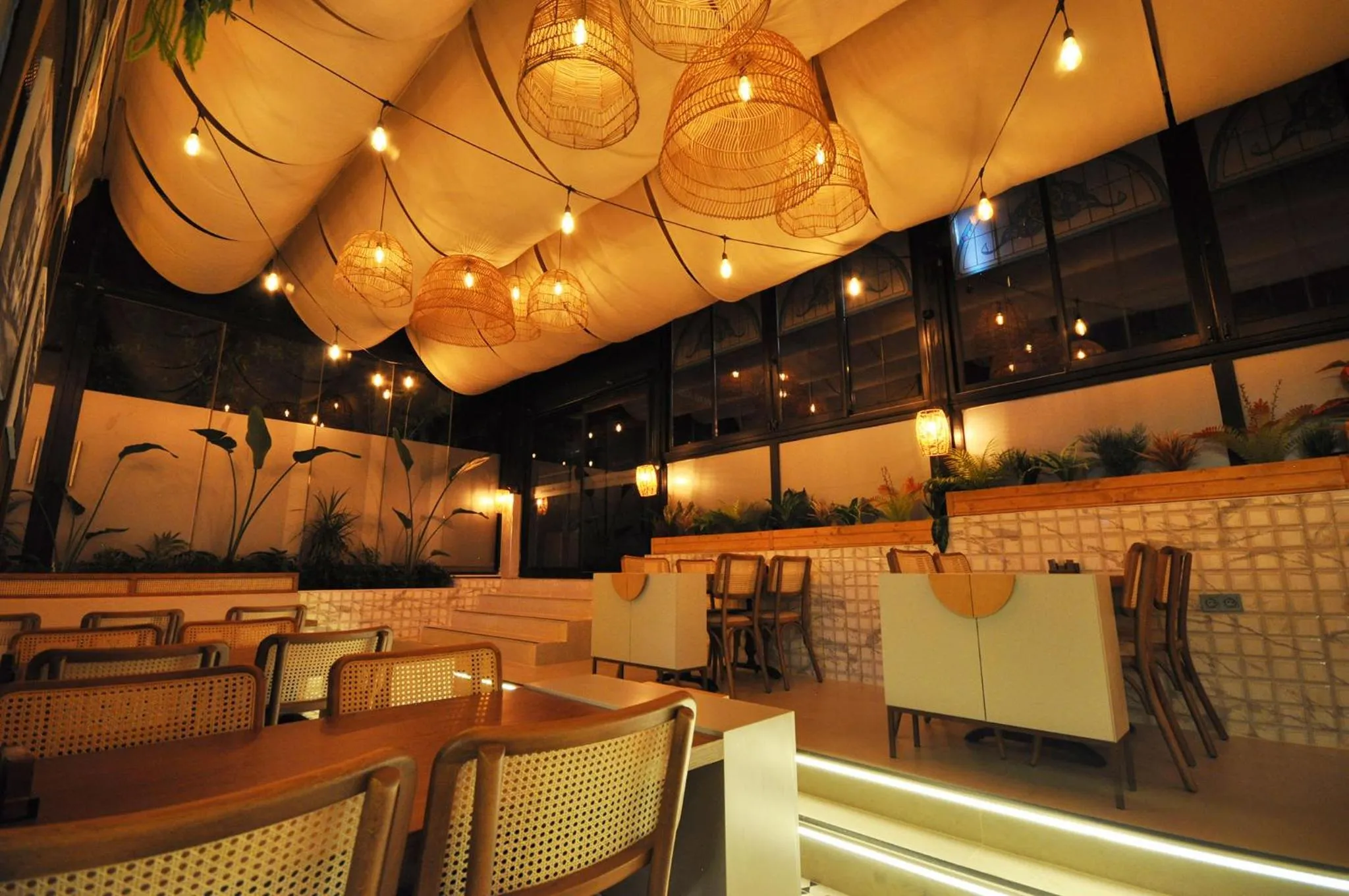 Restaurant/places to eat in Microyal Hotel