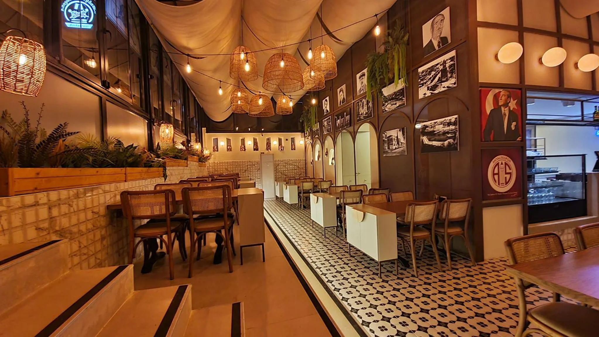 Restaurant/places to eat in Microyal Hotel