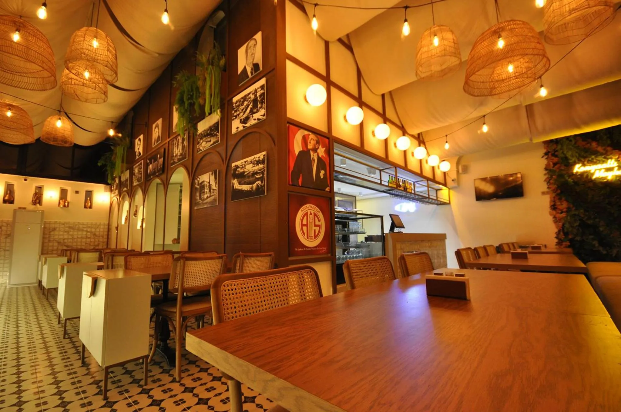 Restaurant/places to eat in Microyal Hotel