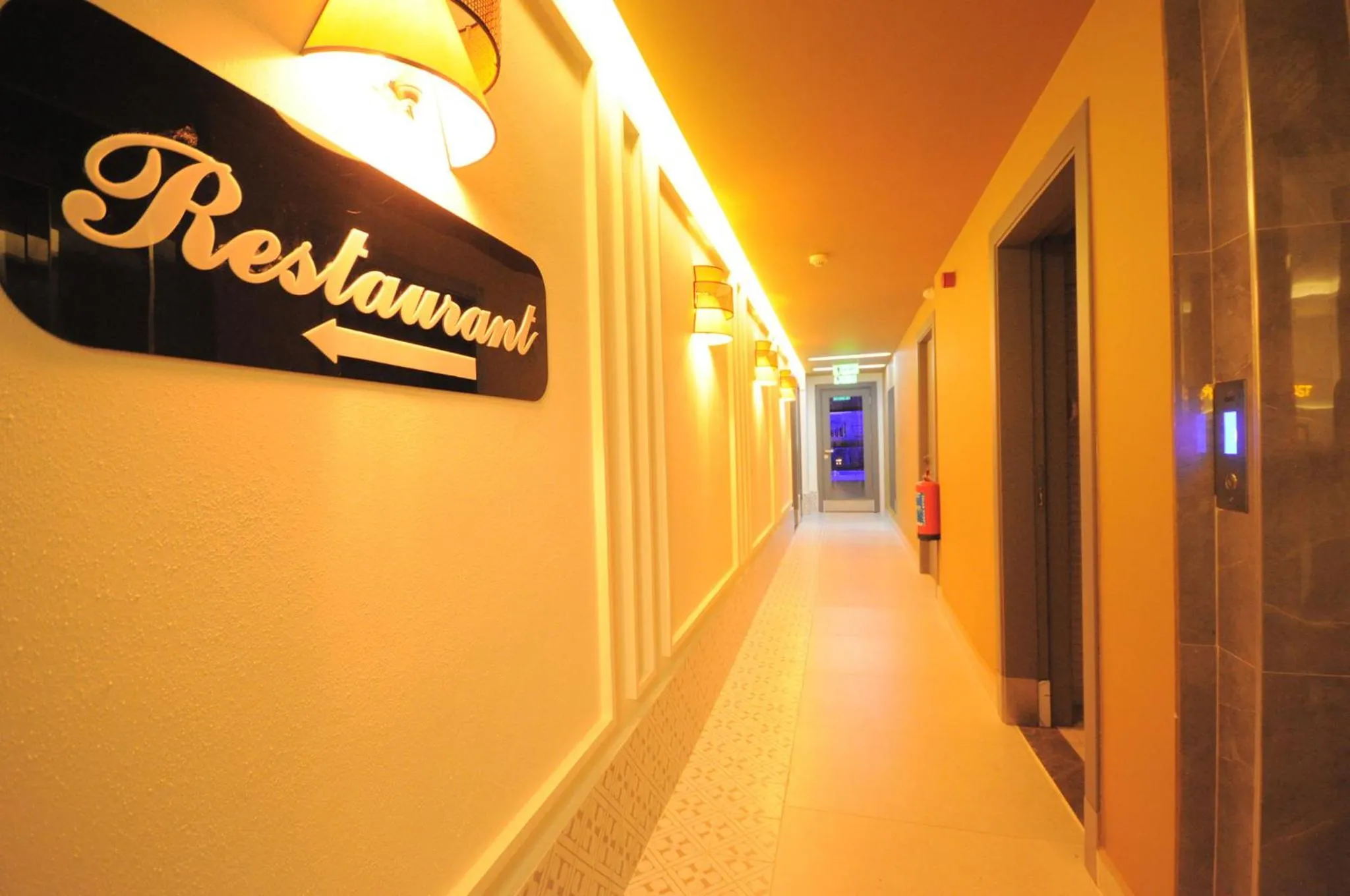 Restaurant/places to eat in Microyal Hotel