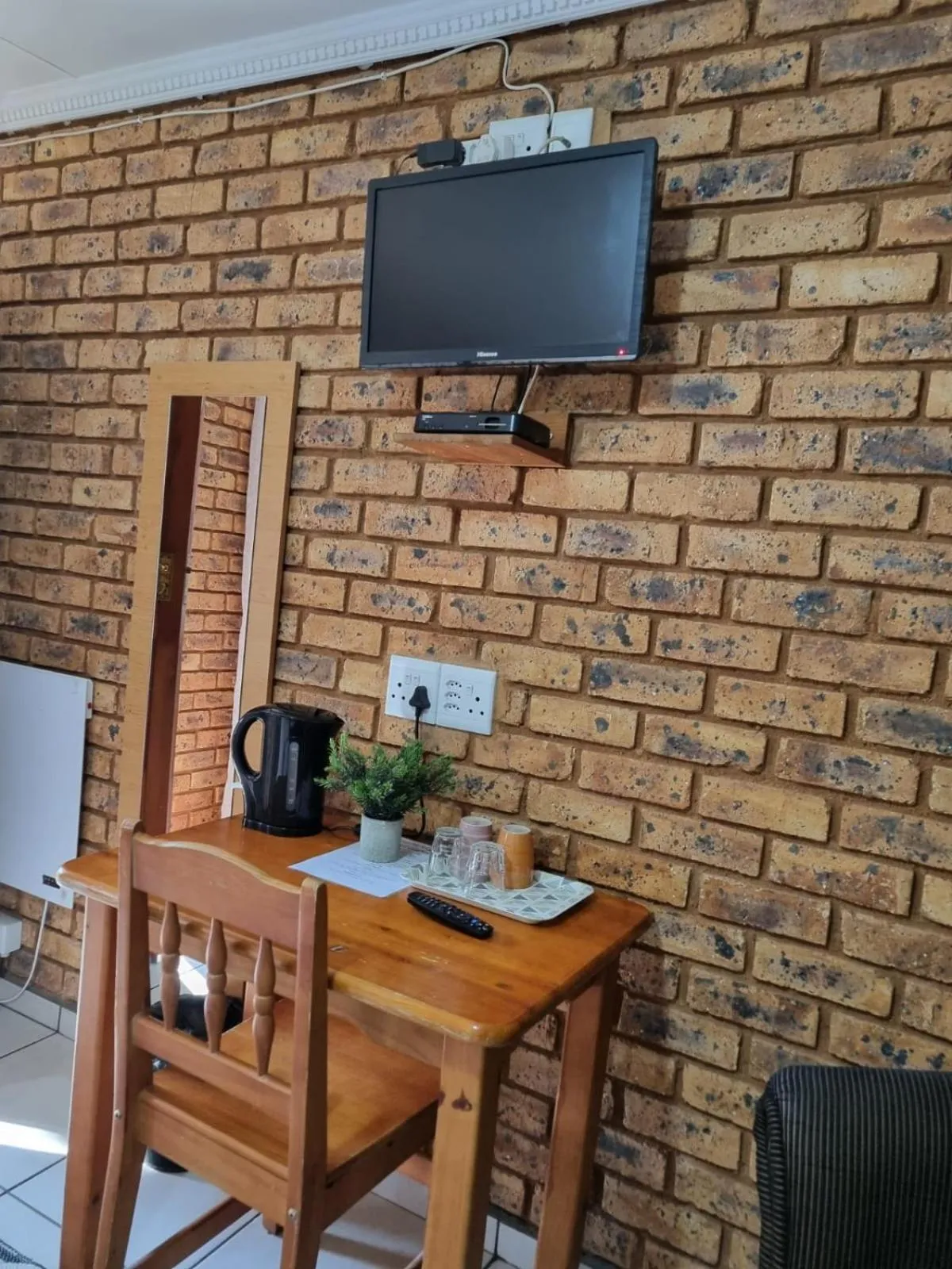 TV and multimedia in Airport Inn Bed and Breakfast