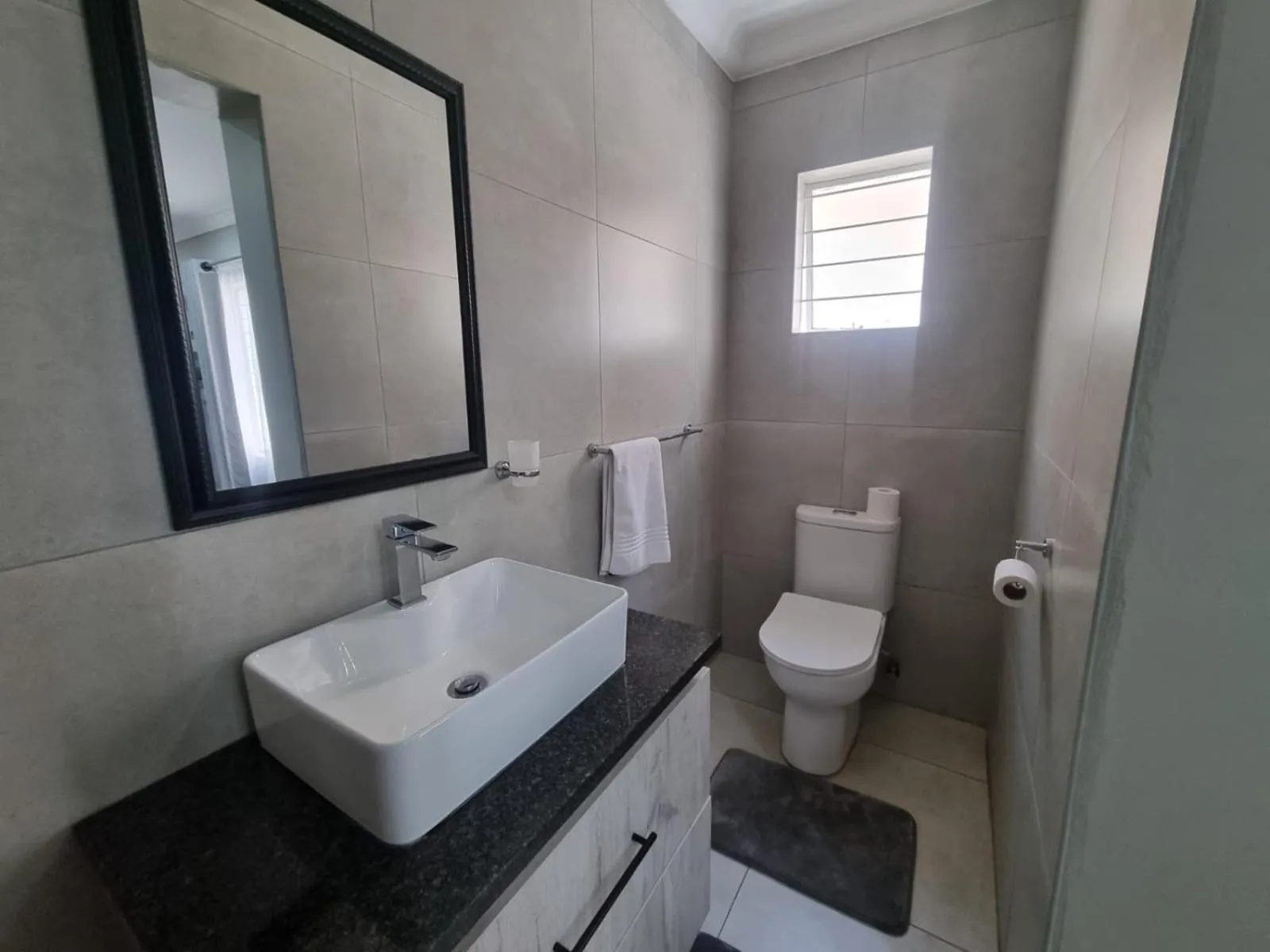 Toilet in Airport Inn Bed and Breakfast