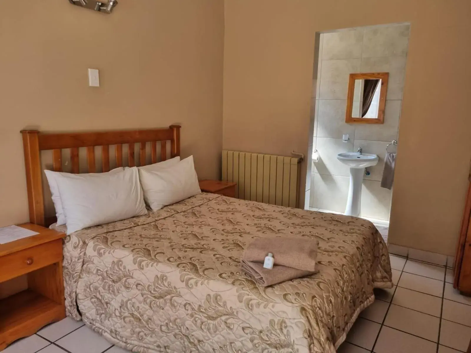 Photo of the whole room, Bed in Airport Inn Bed and Breakfast Photo of the whole room, Bed in Airport Inn Bed and Breakfast