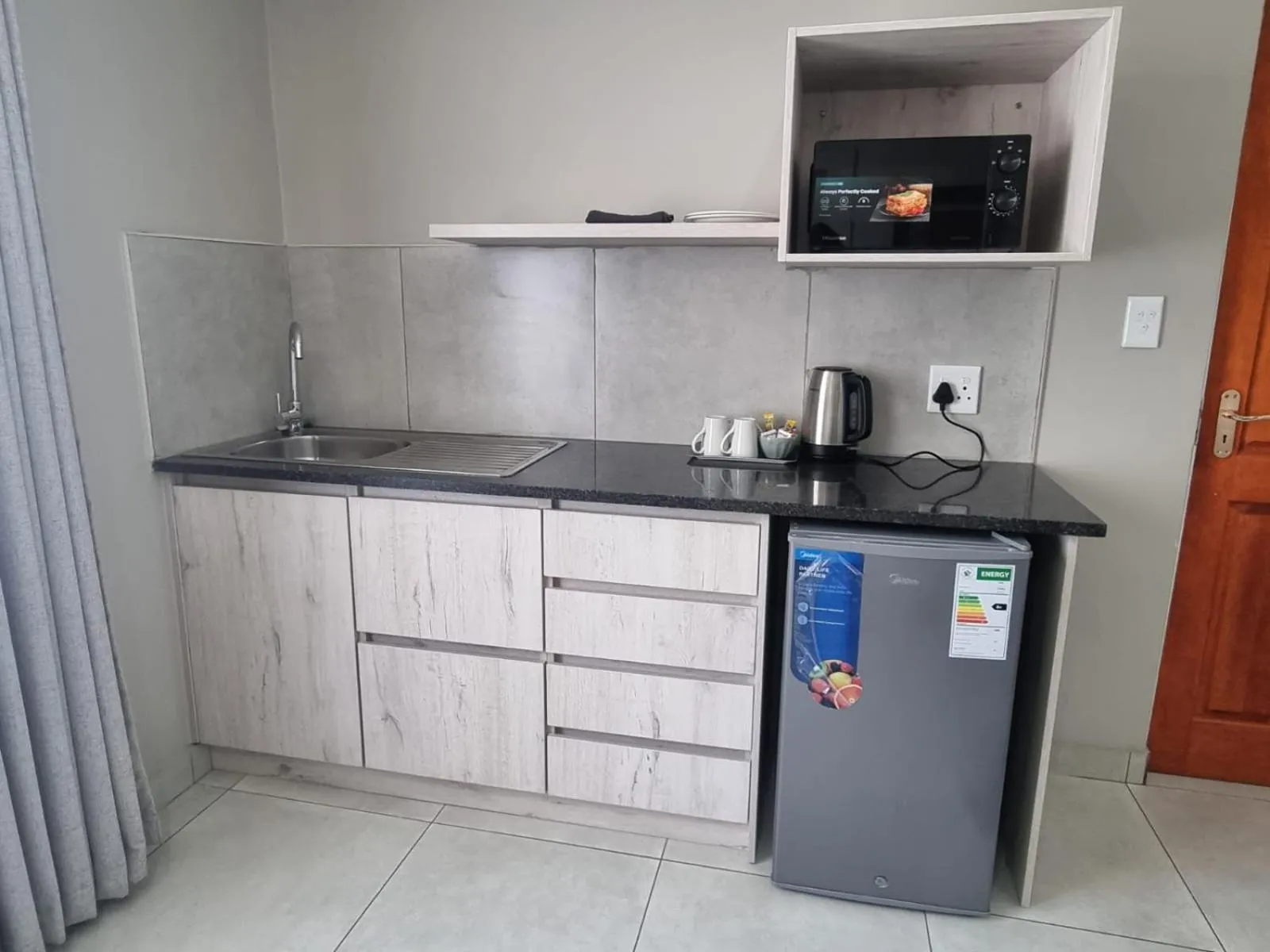 Kitchen or kitchenette in Airport Inn Bed and Breakfast