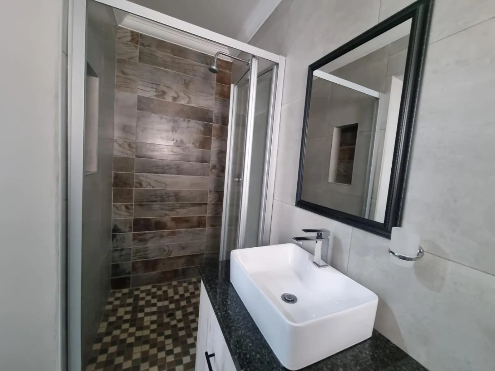 Shower in Airport Inn Bed and Breakfast