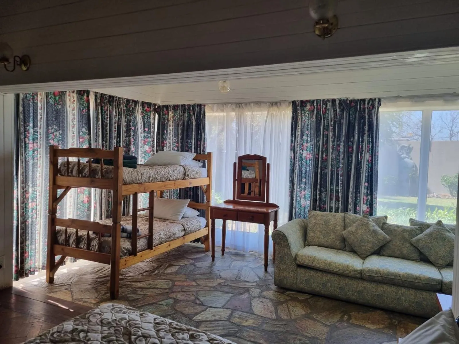 bunk bed, Bed in Airport Inn Bed and Breakfast