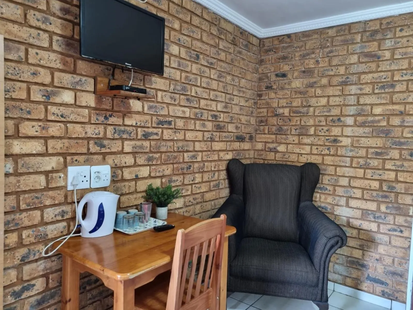 TV and multimedia in Airport Inn Bed and Breakfast