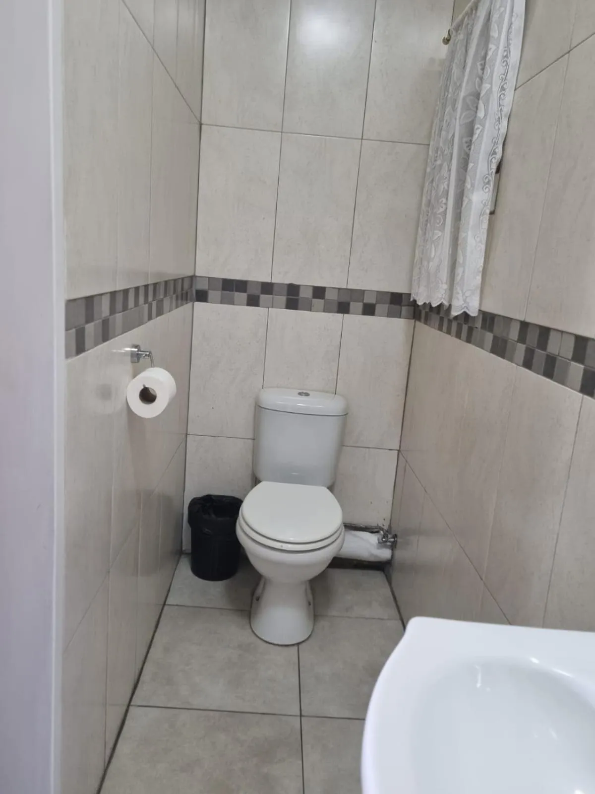 Shower in Airport Inn Bed and Breakfast