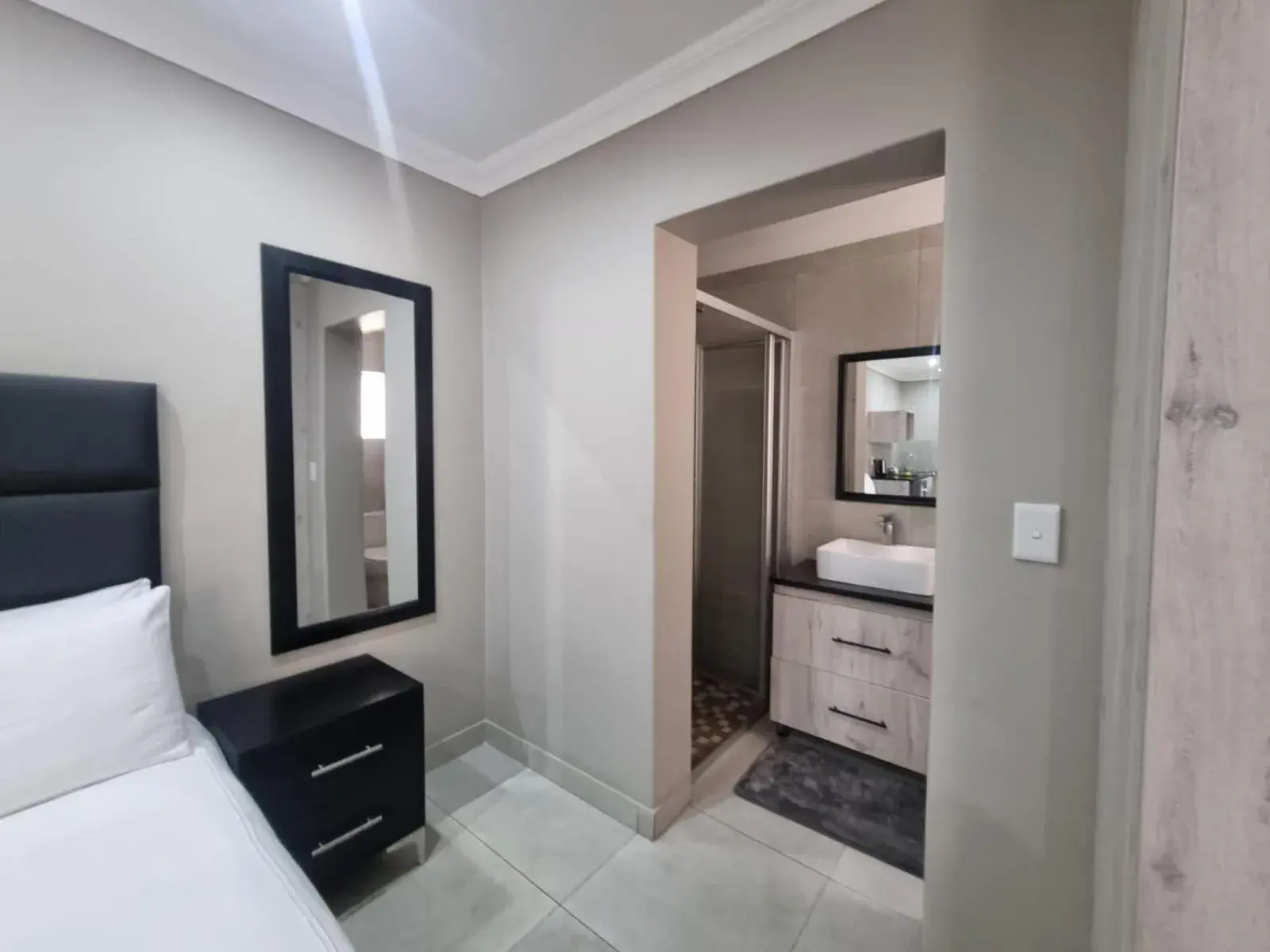 Photo of the whole room, Bed in Airport Inn Bed and Breakfast Photo of the whole room, Bed in Airport Inn Bed and Breakfast