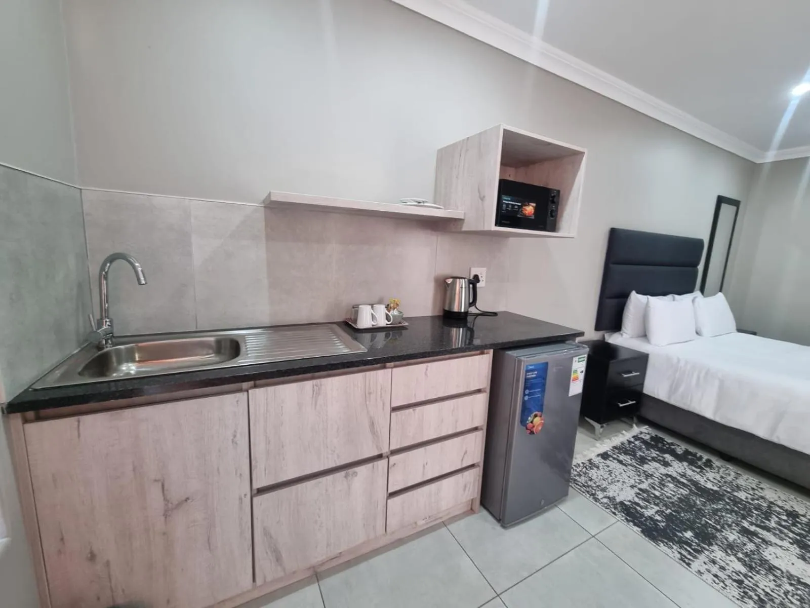 Kitchen or kitchenette, Bed in Airport Inn Bed and Breakfast