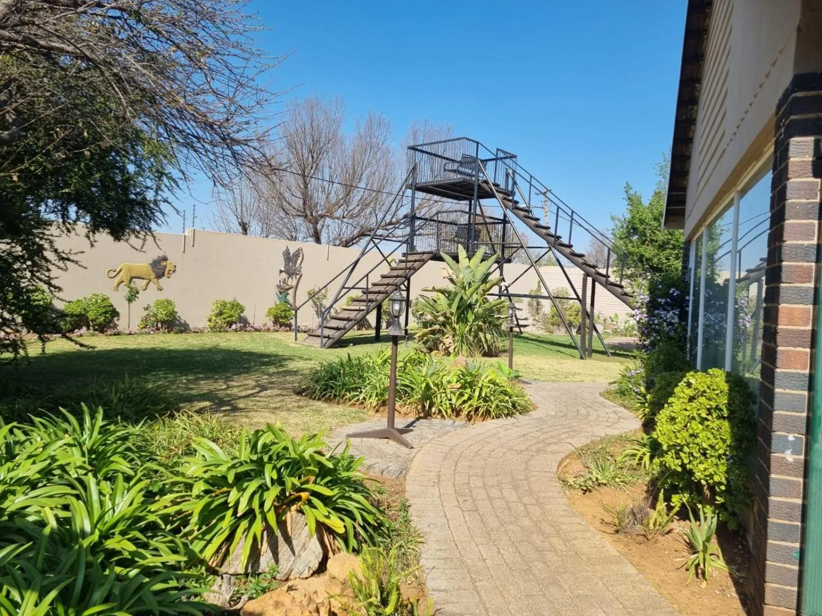 Garden view in Airport Inn Bed and Breakfast
