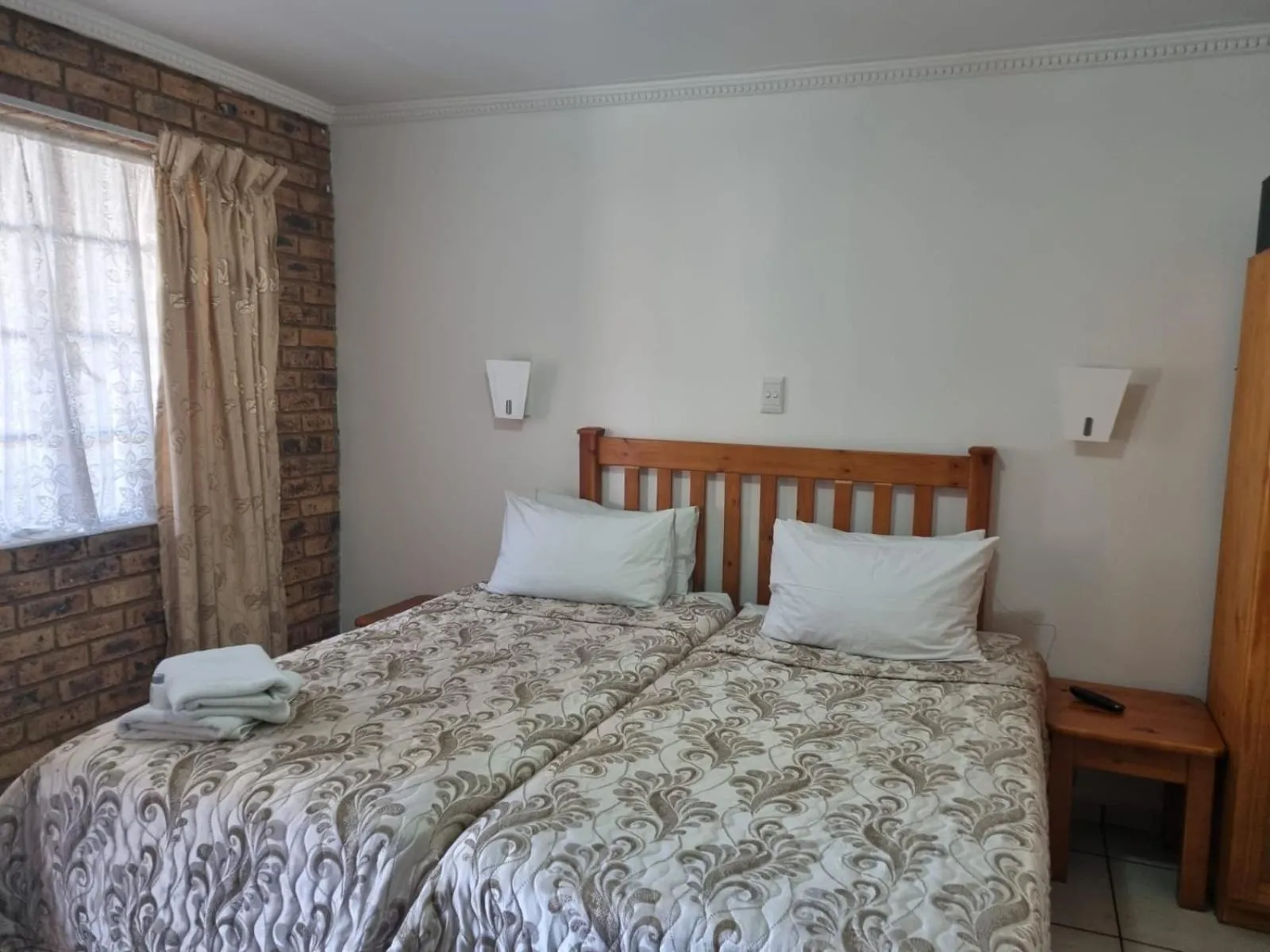 Bed in Airport Inn Bed and Breakfast