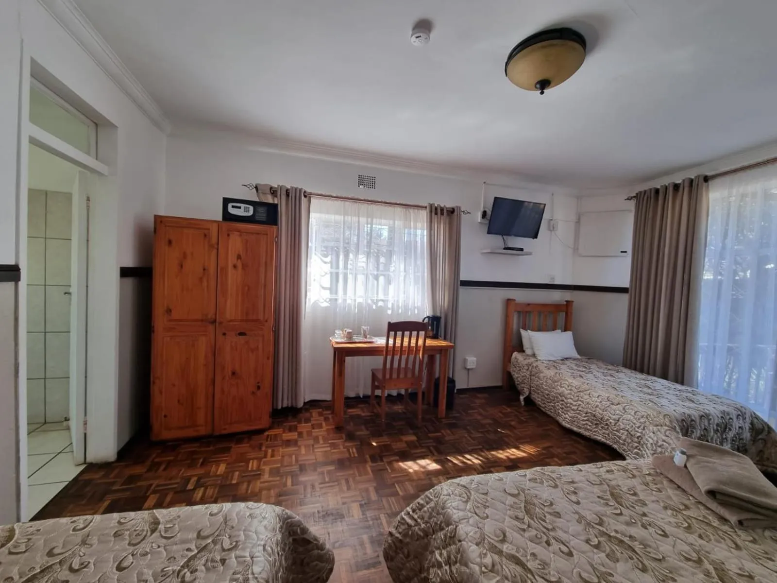 Photo of the whole room, Bed in Airport Inn Bed and Breakfast