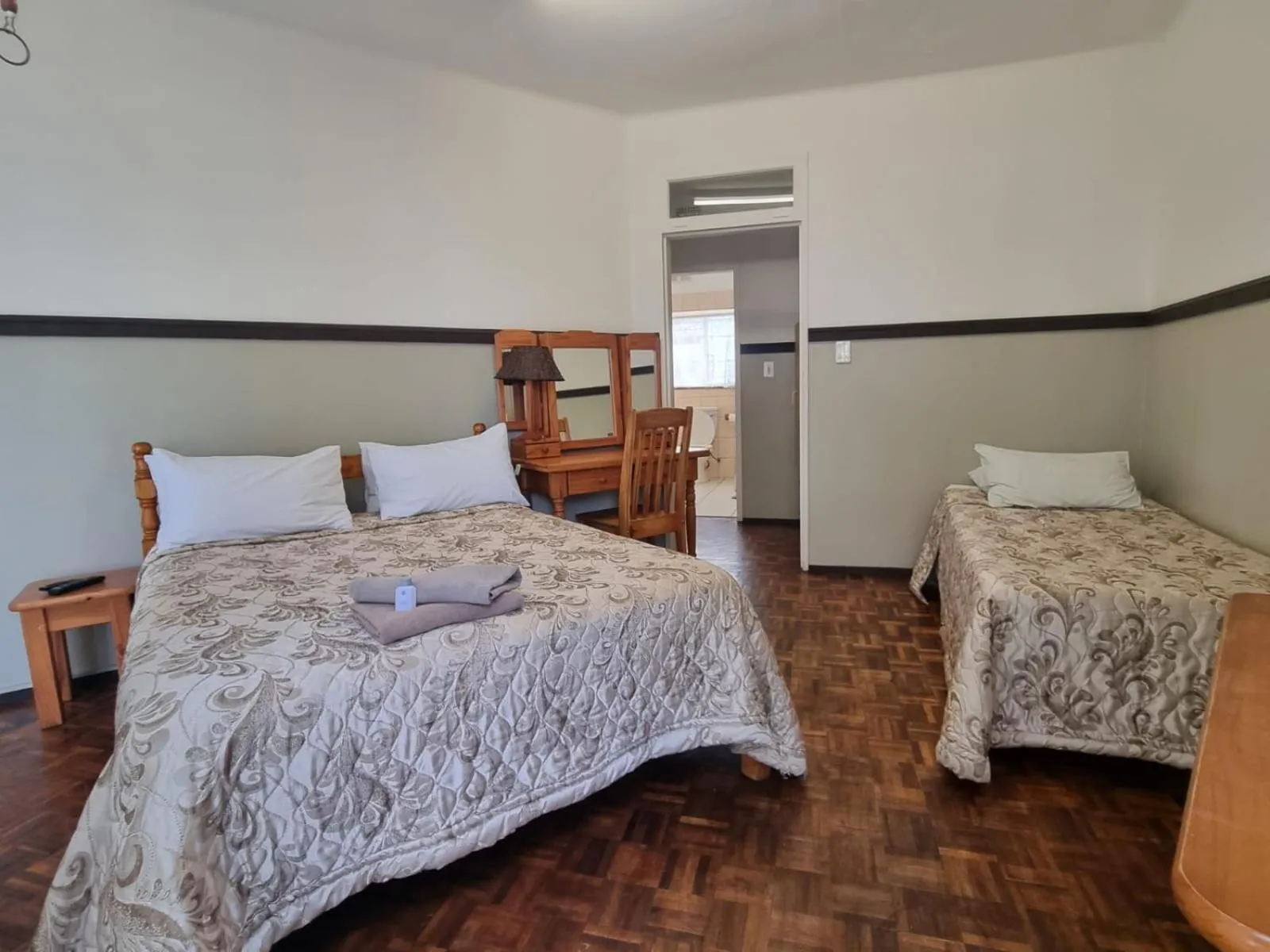 Bed in Airport Inn Bed and Breakfast