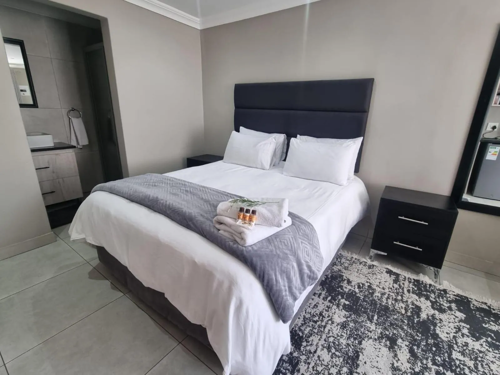 Bed in Airport Inn Bed and Breakfast