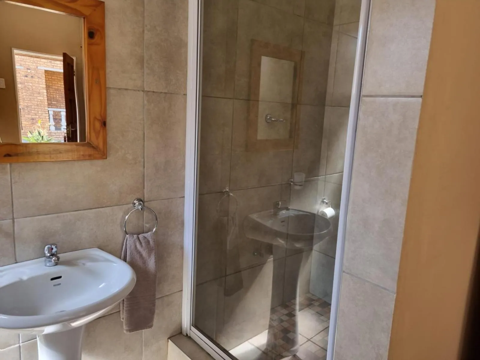 Shower in Airport Inn Bed and Breakfast