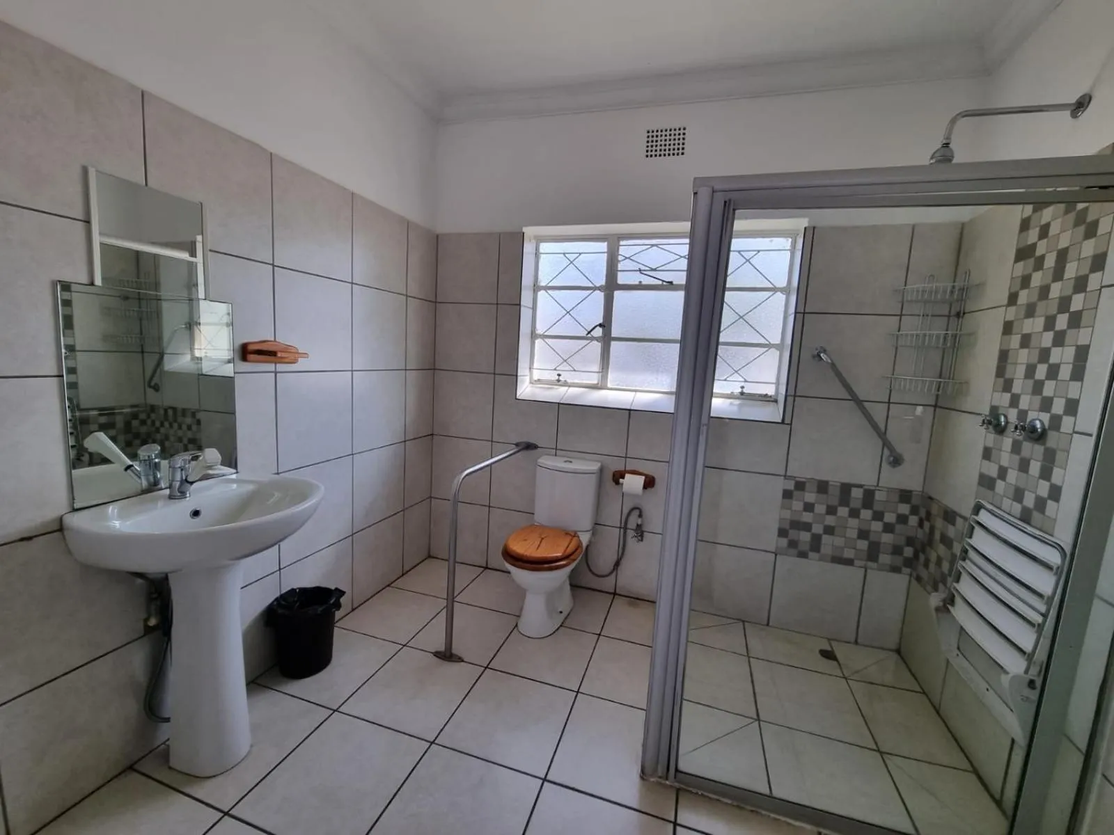 Shower in Airport Inn Bed and Breakfast