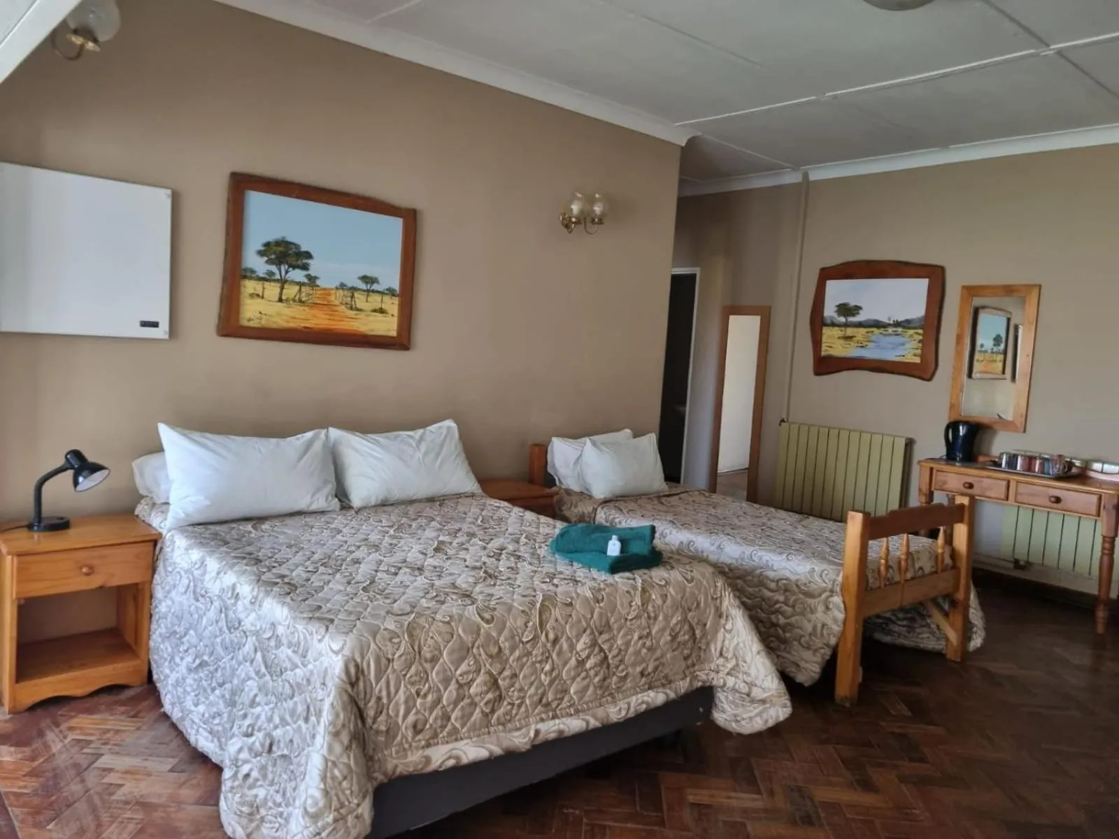 Photo of the whole room, Bed in Airport Inn Bed and Breakfast