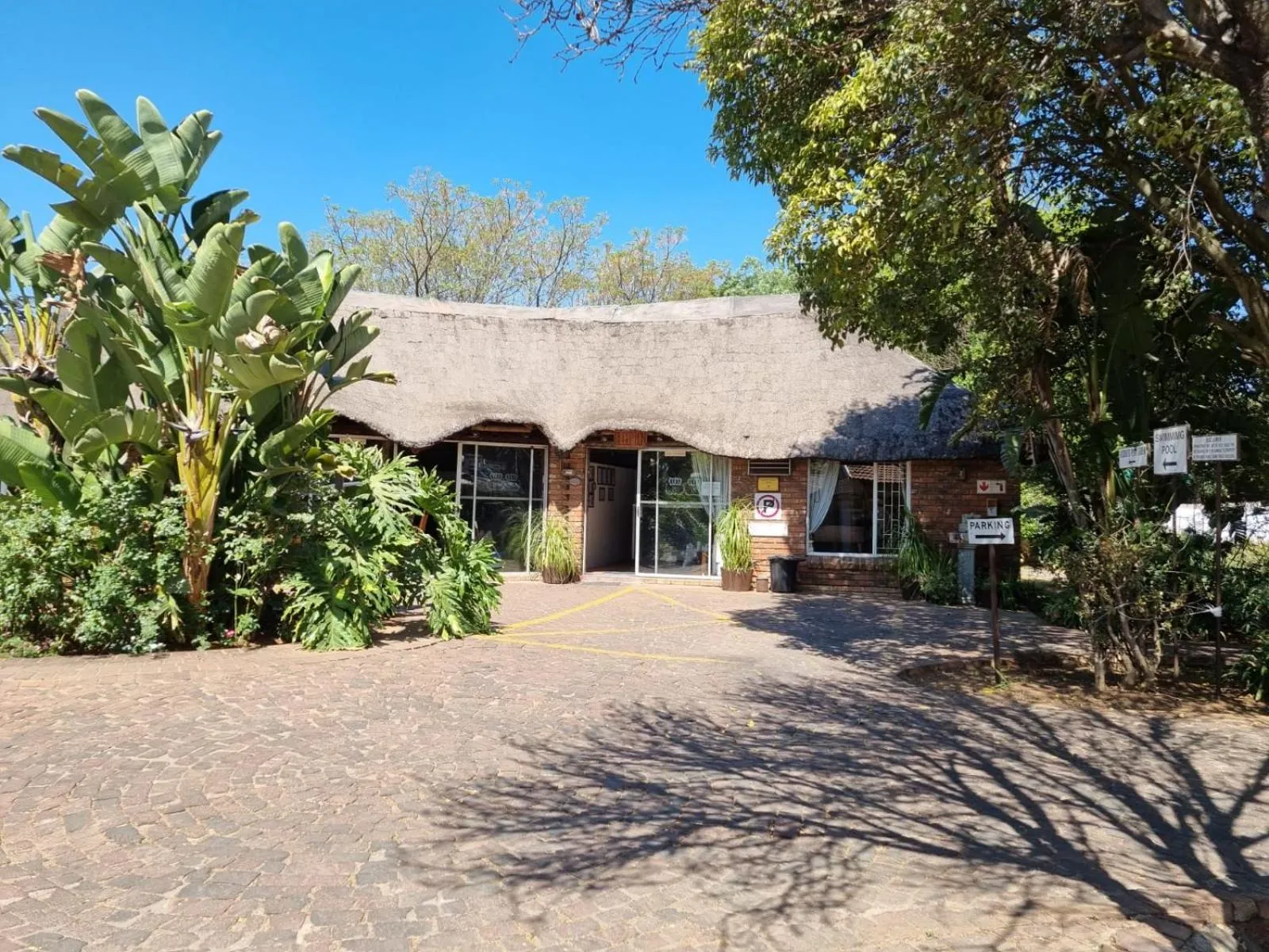 Property building in Airport Inn Bed and Breakfast